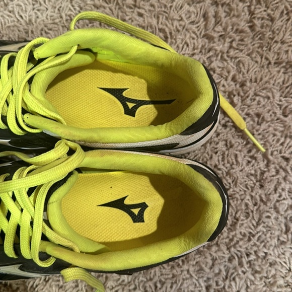 Mizuno Women’s Turf Shoes - Picture 5 of 9